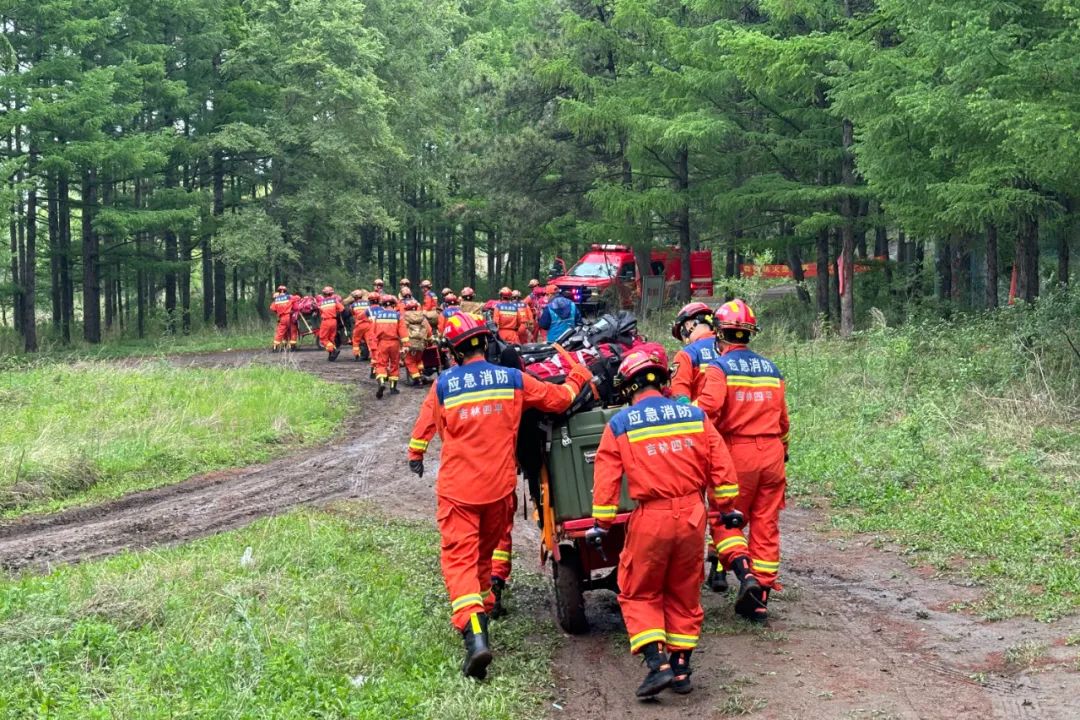 在长春卡伦湖地震灾区主现场,省消防救援总队和省森林消防总队组成的