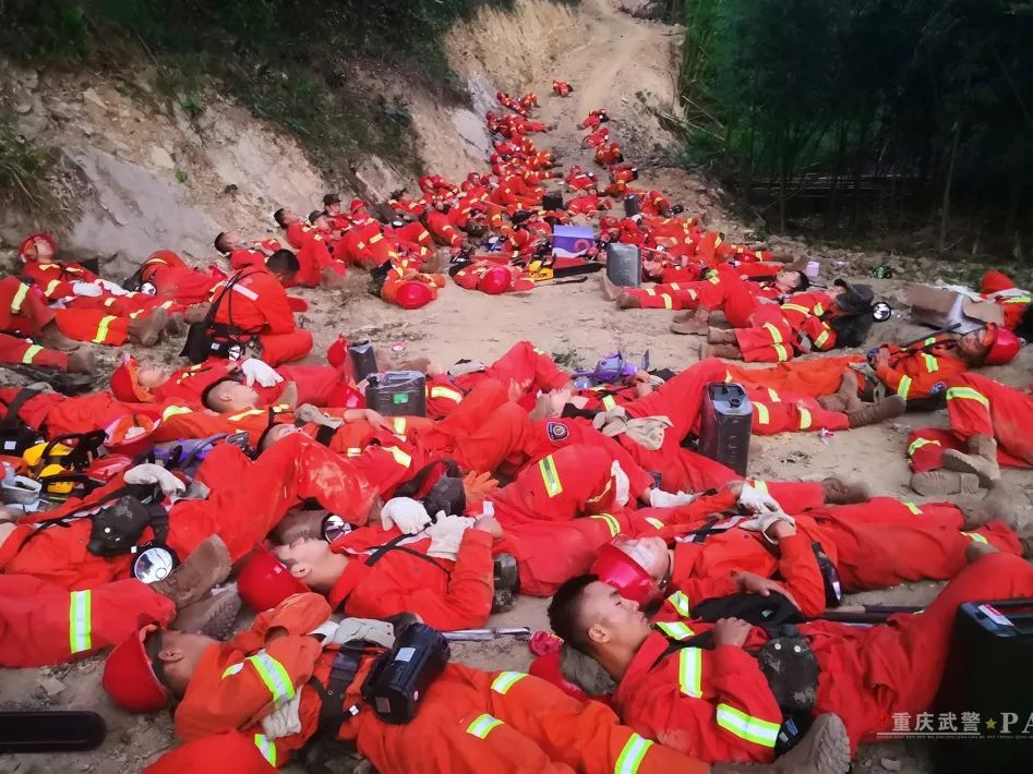 总攻完成后,我们回到指挥部才发现,战友们个个都成了大花脸,刘永琦的