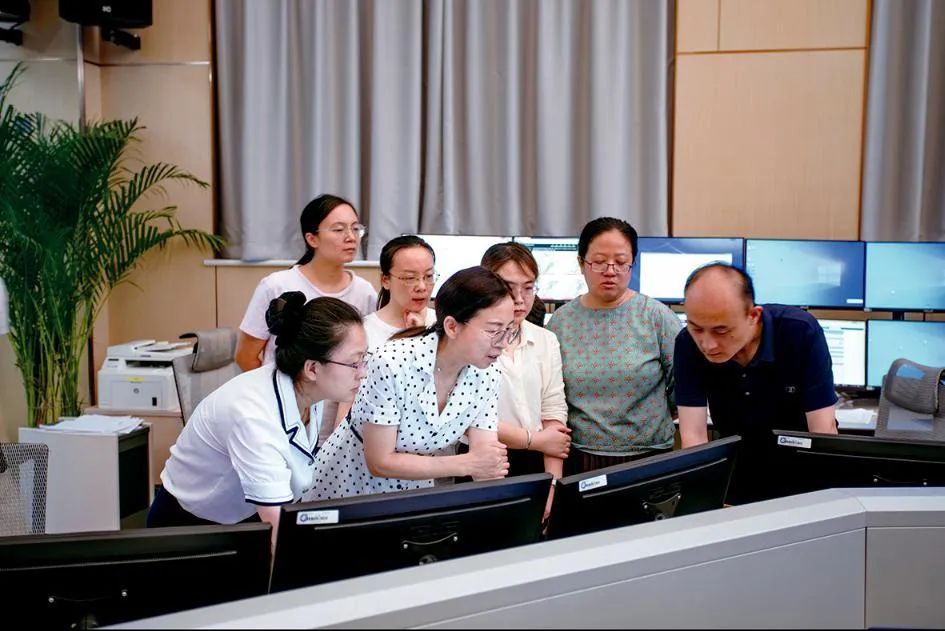 气象台果断提前发布暴雨红色预警;辽宁省北票市平房村出现弱龙卷风