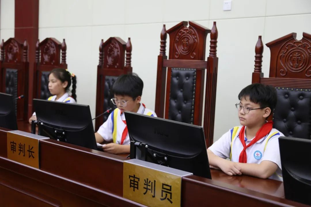 模拟法庭活动以一起典型的未成年人犯罪案件为蓝本,让学生们分别扮演