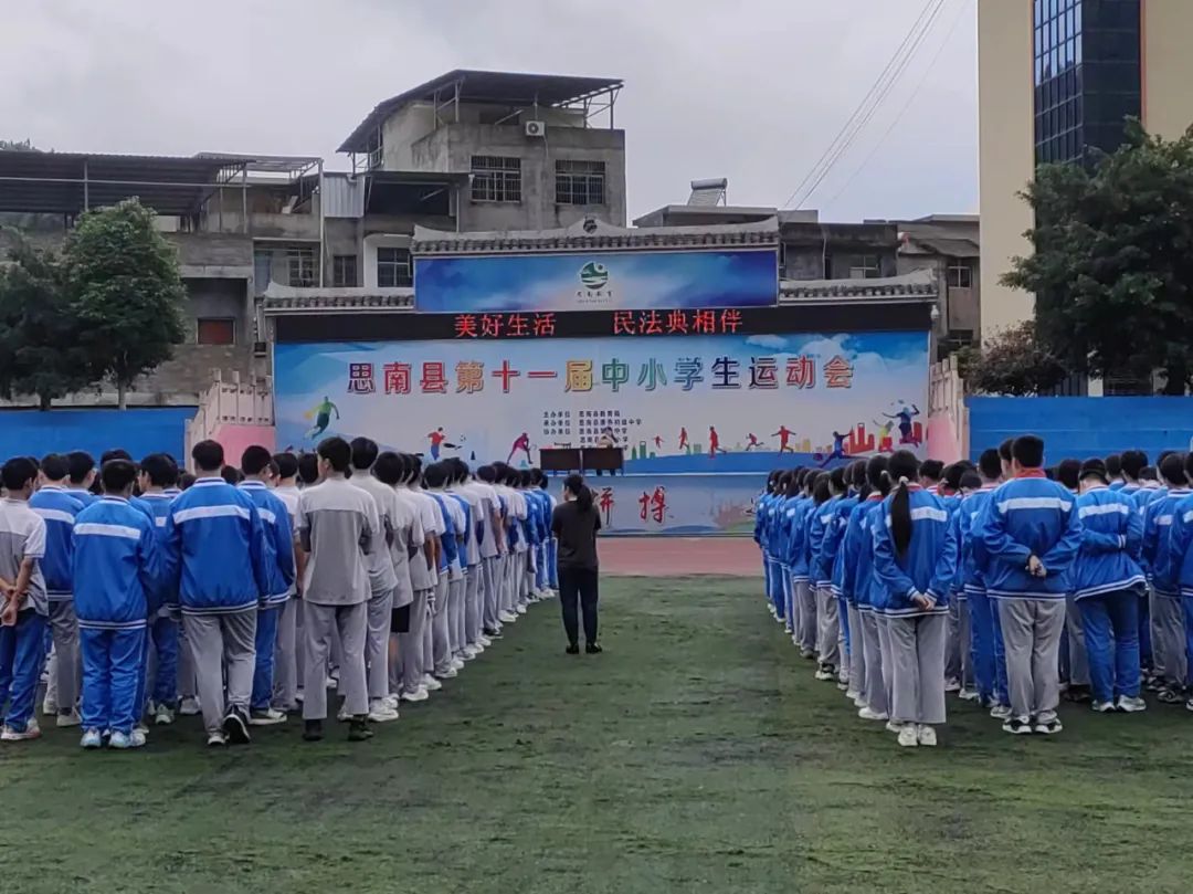 思南法院塘头人民法庭庭长,唐乔中学法治副校长黄绍红走进唐乔中学,为