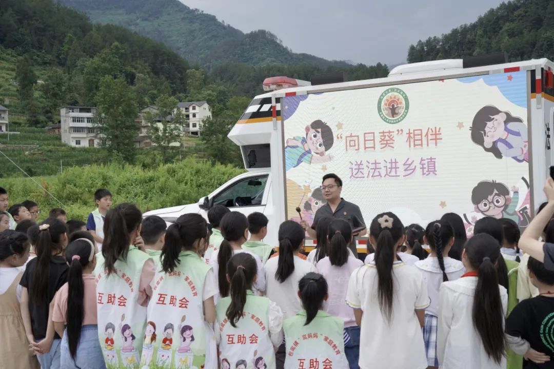 "向日葵"相伴 快乐过六一——丰都法院"儿童节"法治宣讲走进包鸾镇