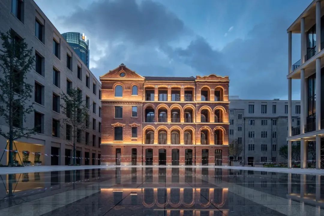 转角空间与街区交叉口相邻建筑逻辑契合,体量进退延续城市界面贴线率