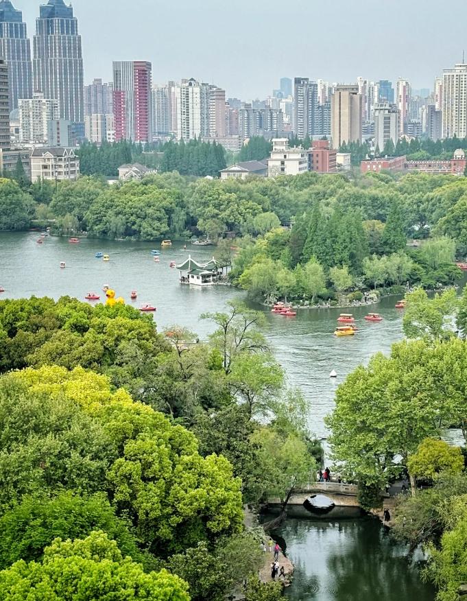 长风公园是中国百家名园之一,国家aaaa级旅游景区,以及上海市"五星级