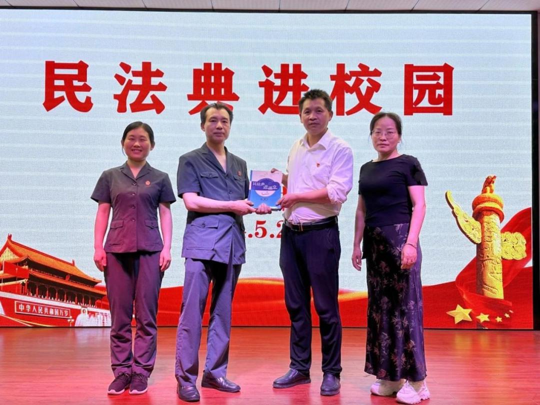 课堂上,齐云山风景区人民法庭法官,石田中学法治副校长鲁文秀以"学习