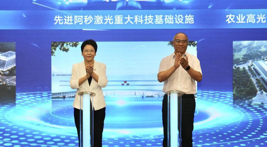 加快推进"双中心"核心区建设成形起势