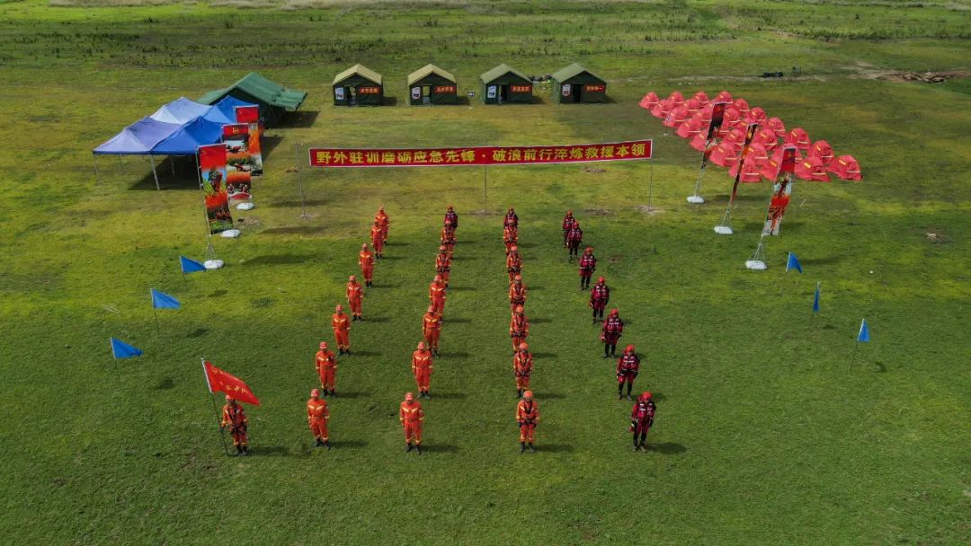 此次驻训活动以水域救援和绳索救援为主要演训课题.