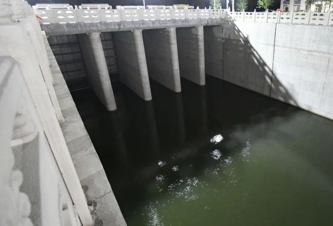 茨淮新河进入前池沉淀长江水通过进水渠经清污机清污后插花泵站负责人