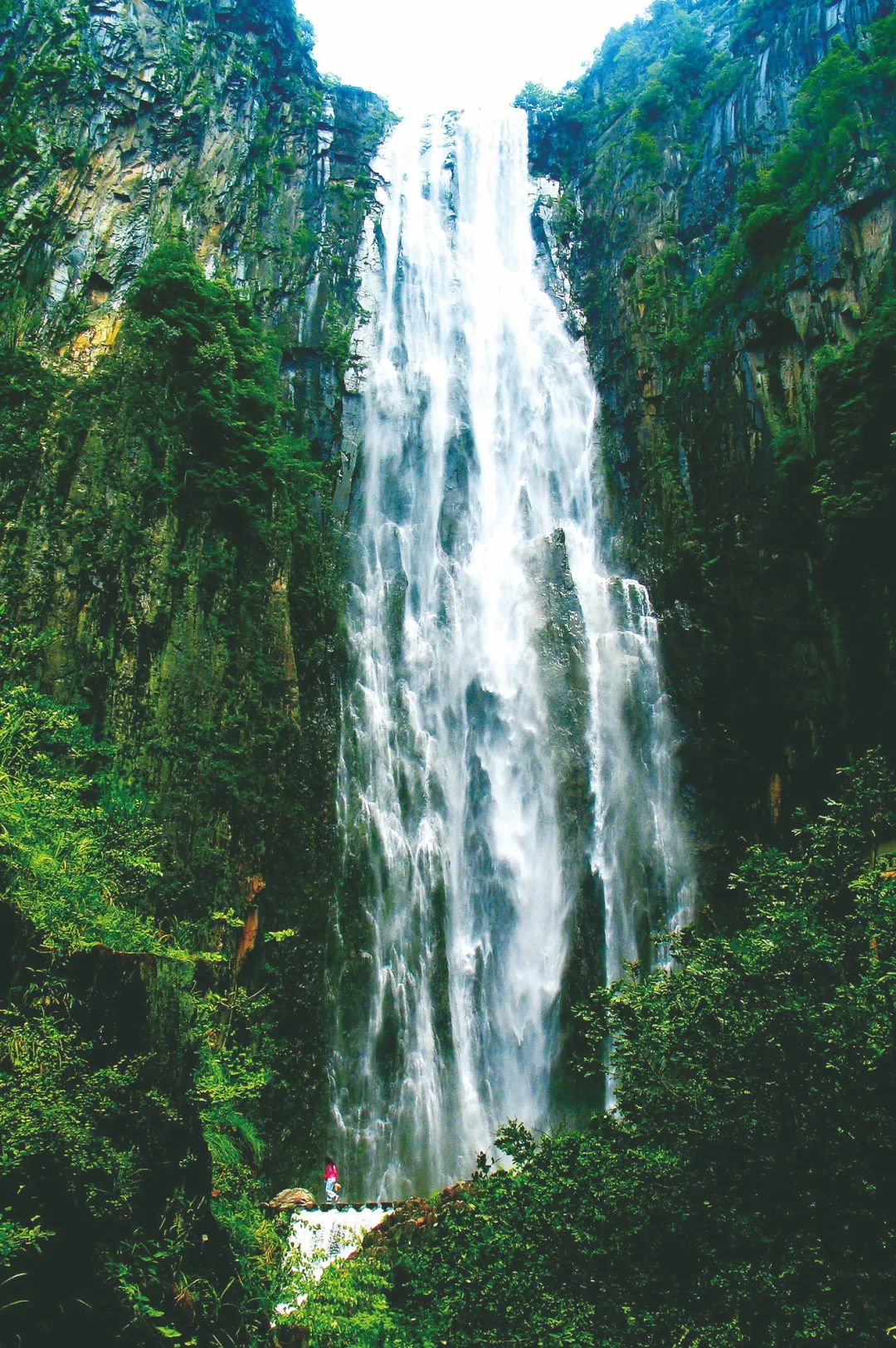 百丈漈素来享有"中华第一高瀑"的美名,位于刘伯温故里——温州文成