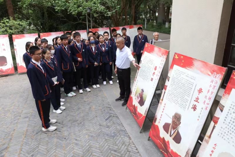 为盐城市初级中学"张豪中队"和"江苏省初中铁军文化课程示范基地"题字