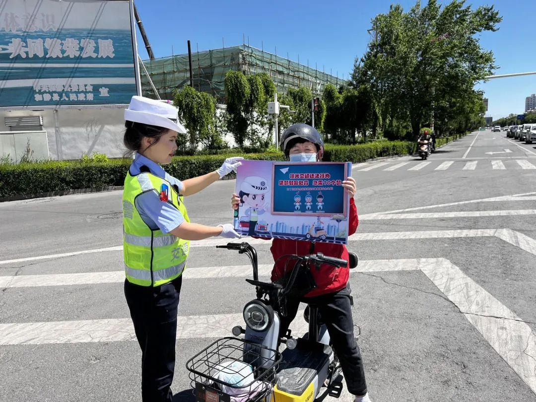 近日,和静县公安局交警大队在开展二三轮摩托车(电动车)交通违法行为