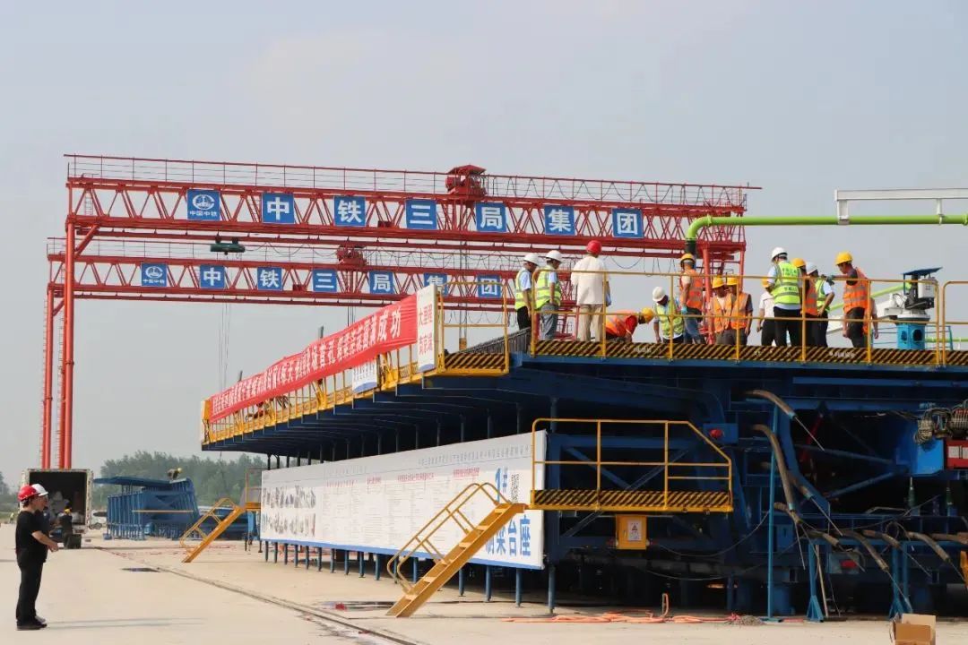 引出,向南经淮安市洪泽区,金湖县,进入安徽省天长市(县级市)并设站,出