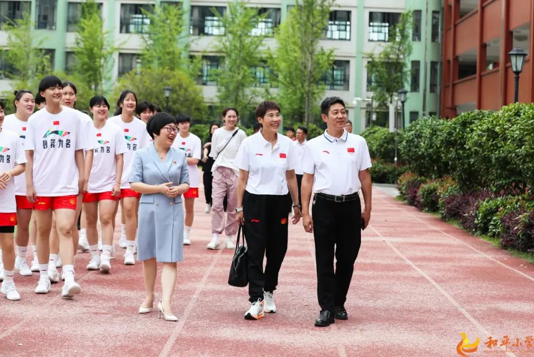 拦截抢断,持球突围,精准投篮……5月29日下午,雨花区和平小学的篮球场