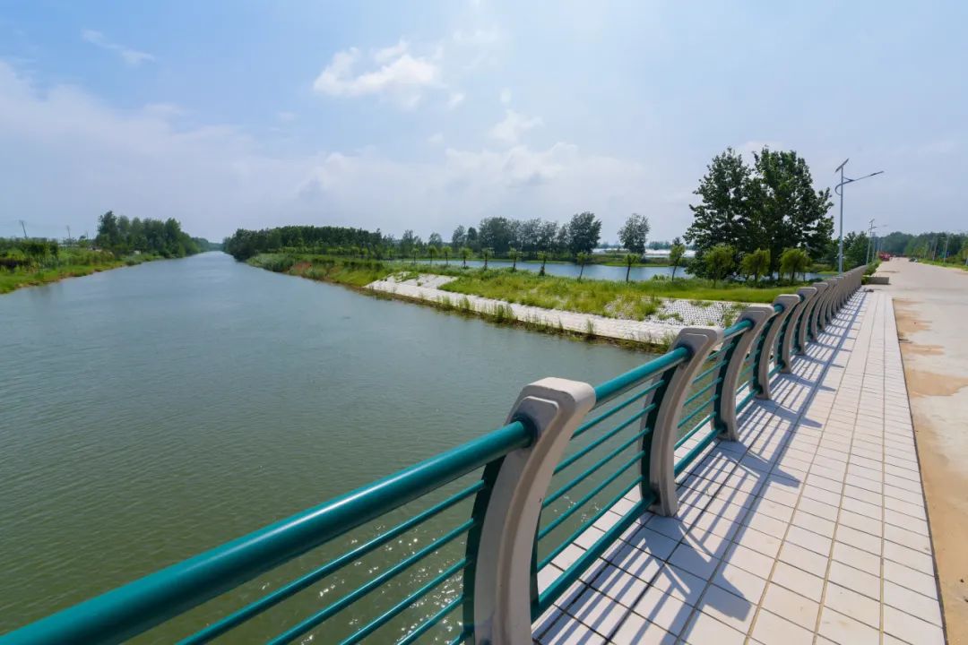 北起石梁河水库(又名海陵湖,江苏省最大的水库),南至安峰山水库,中段