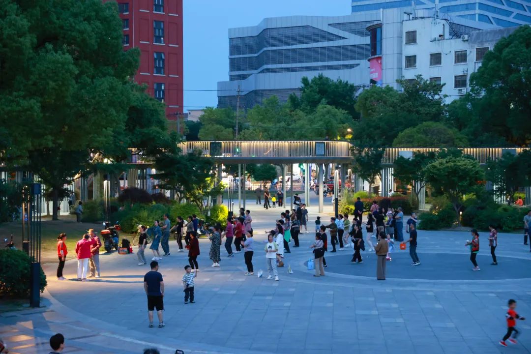 每当夜幕降临,岳阳街道社区党群服务中心内灯火通明,时不时传来悠扬的