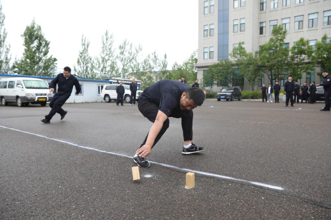 运动会以警体达标项目比赛拉开战幕,俯卧撑,立定跳远,4x10折返跑,仰卧