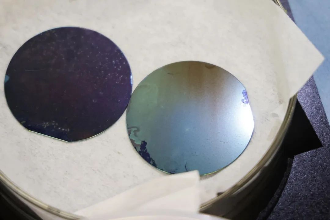 取造成的残缺弹性晶体膜我们见到了附着在硅片上的郑治坤教授的实验室