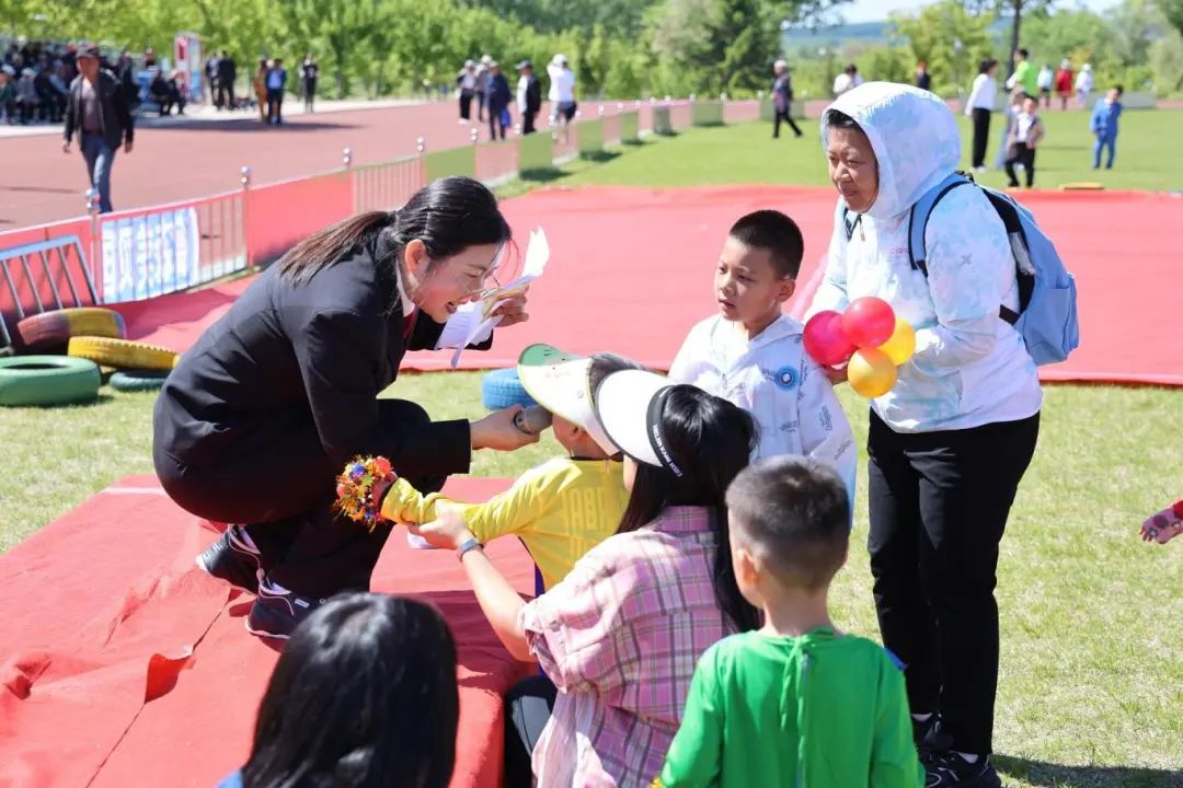 幼儿园中有的小朋友爸爸妈妈常年在外地工作,小朋友跟爷爷奶奶或姥