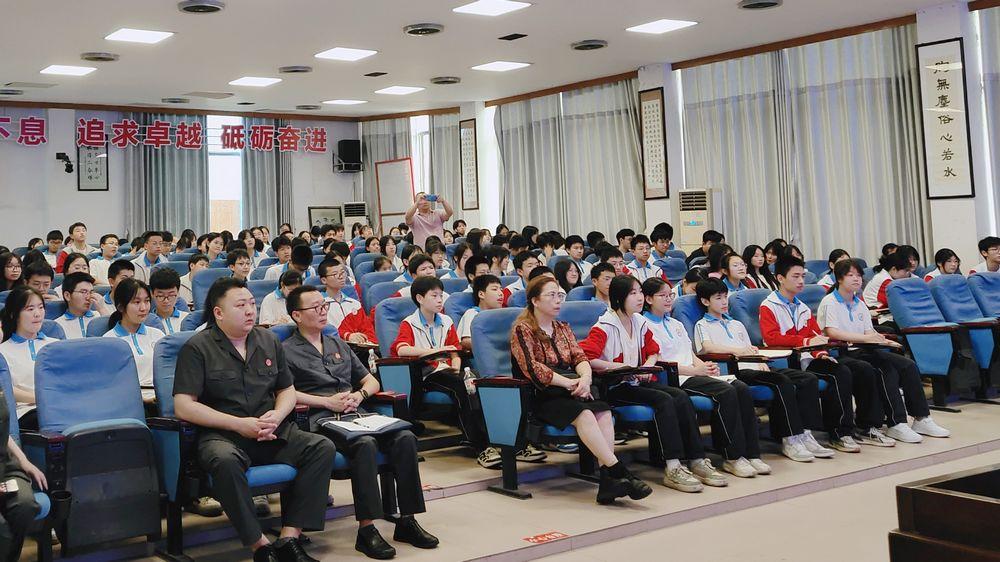 蓬南审判团队干警发放慰问品后与孩子们合影.