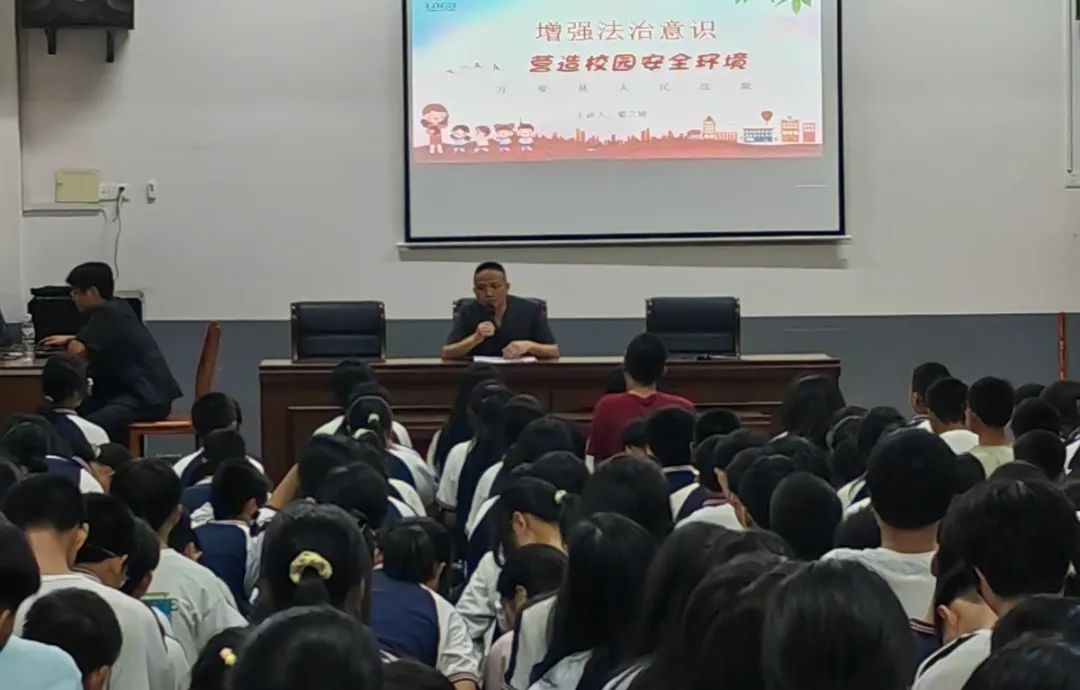 "特别的爱献给特别的你"——万安法院开展"六一"送法进校园活动