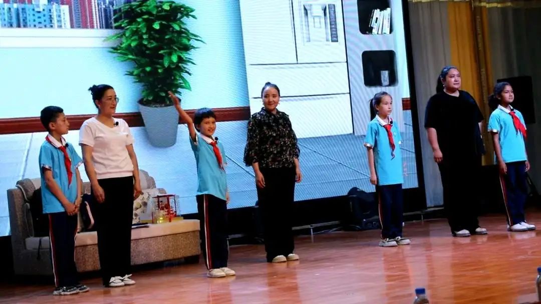 叶城县红军小学孩子们表演原创快板节目《争做石榴籽小先生》叶城县委