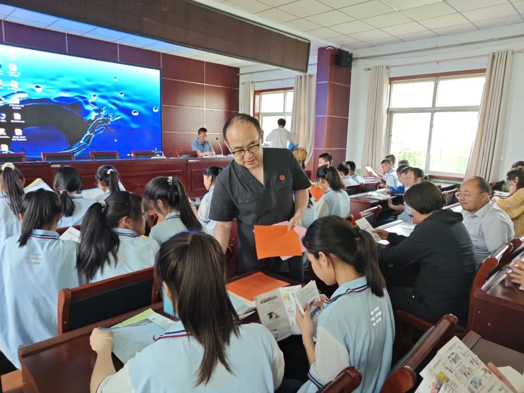 三泉人民法庭庭长杜乃民法官来到新绛县古交中学,围绕中学生如何学习