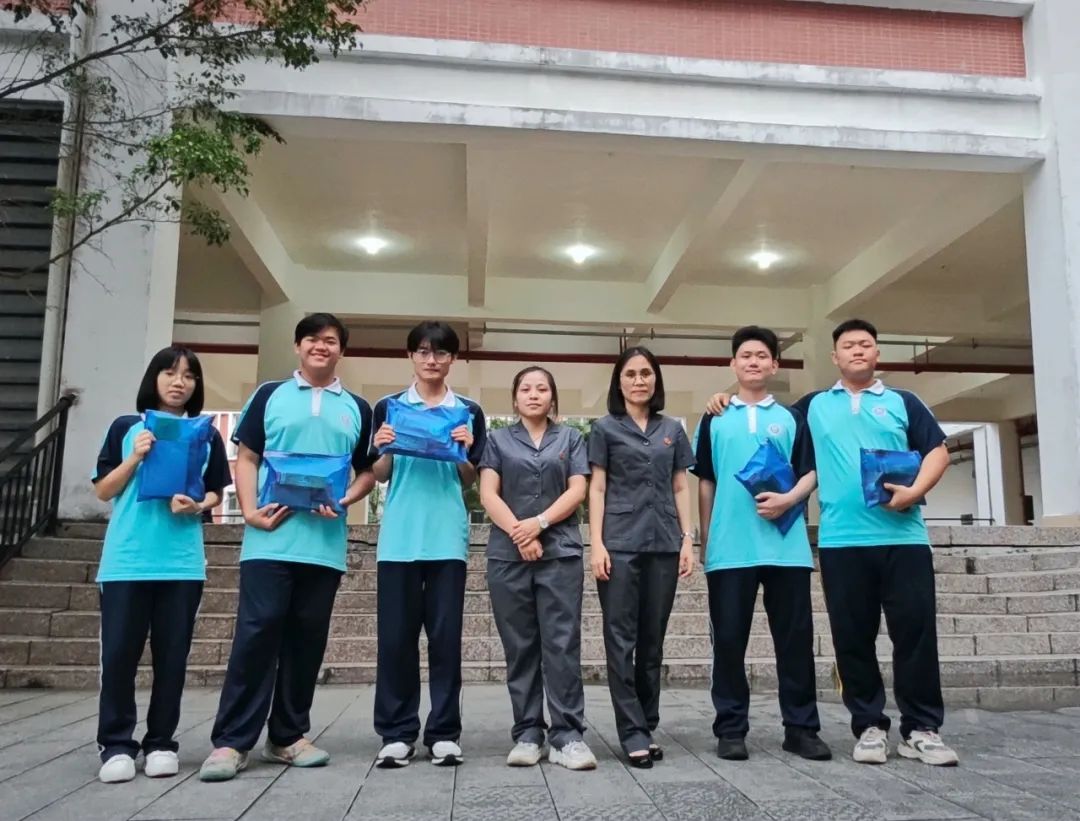 晚上上晚自习前,琼中县法院王二美法官与同学们进行