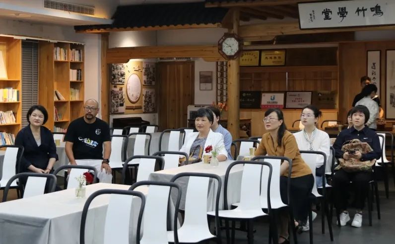 调研组一行先来到昆阳镇鸣竹学堂,向其创始人游兆荣老师详细了解了