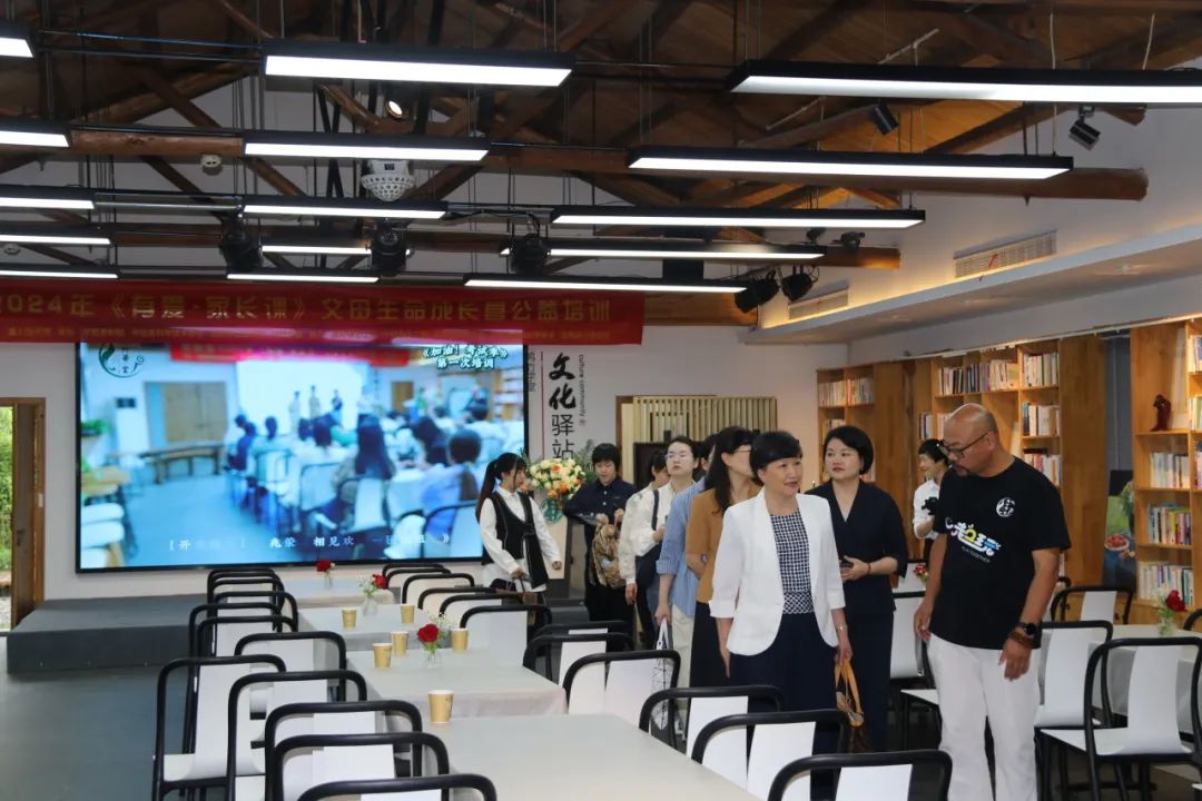 调研组一行先来到昆阳镇鸣竹学堂,向其创始人游兆荣老师详细了解了