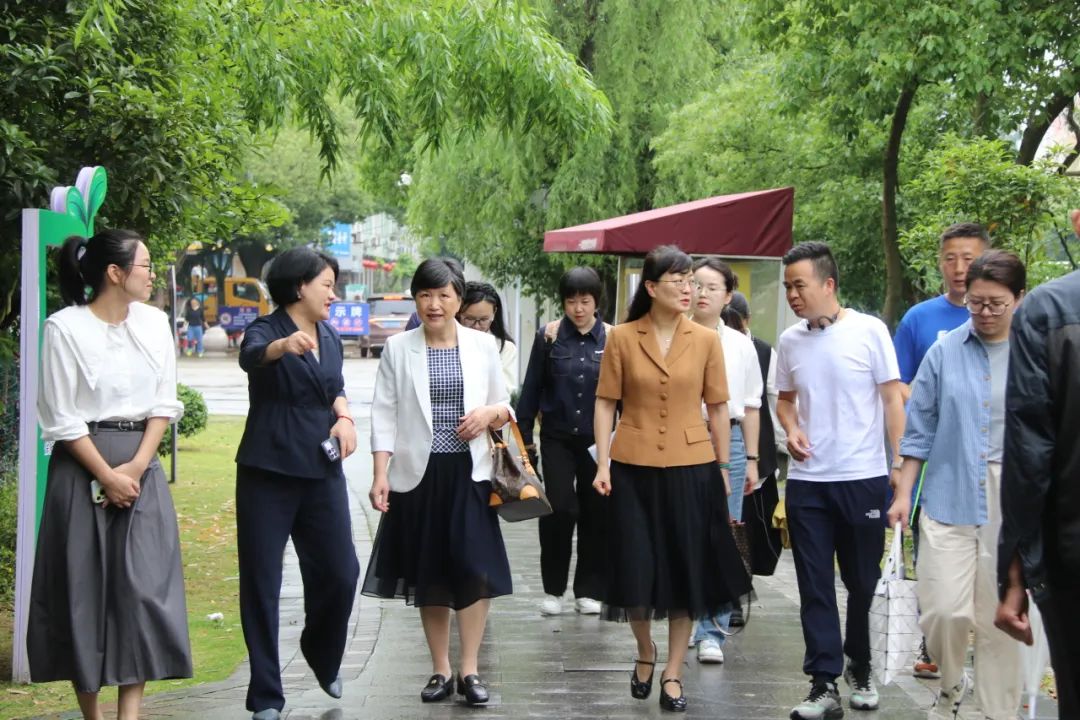 老师详细了解了近年来该站点在推进家庭教育方面的积极探索及工作成效