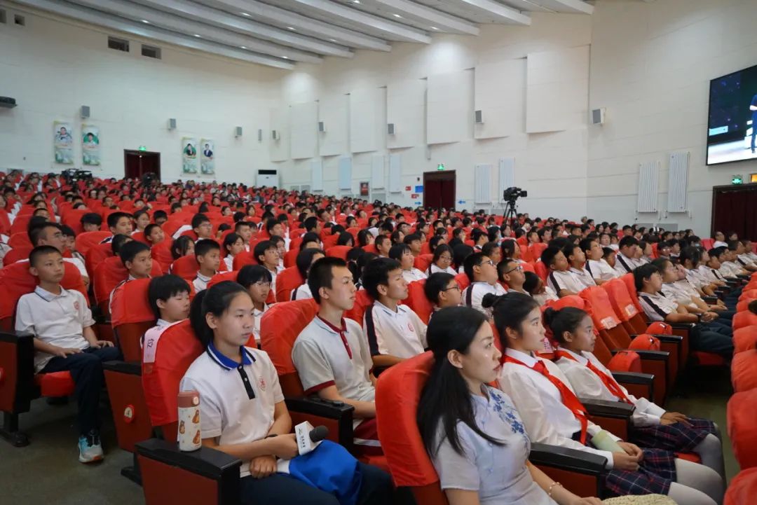 科学素质提升|武向平做客"近光讲堂"带领学生感受浩瀚宇宙的魅力