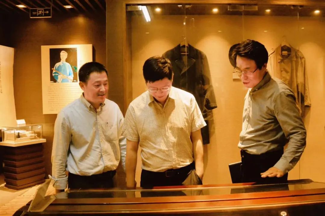 会前,与会人员还共同参观了赵松庭纪念馆,民盟省委会宣传部负责人