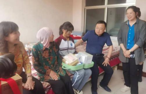 “马莲渠中心学校山村学校广播站”开播暨“微 心愿”物资捐赠仪式