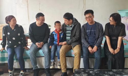 “马莲渠中心学校山村学校广播站”开播暨“微 心愿”物资捐赠仪式
