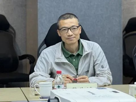 黄先斌观看了无人机空中交通管理信息服务系统,参观了无人机教育培训