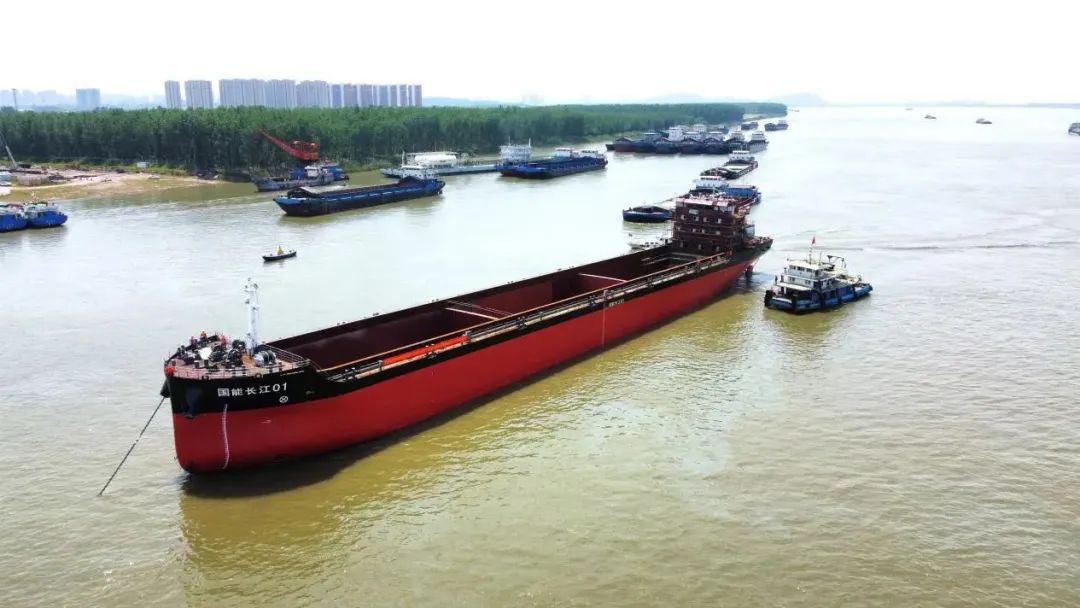 国内首艘万吨级甲醇双燃料内河散货船下水