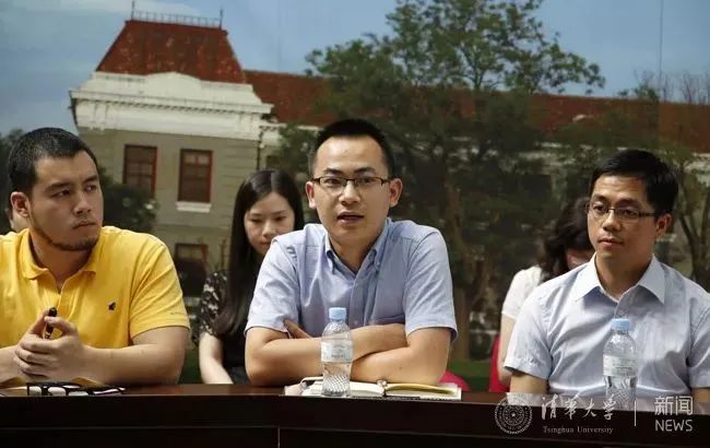 2016年,姚国友(中)在校长与研究生毕业生代表座谈会上发言毕业后