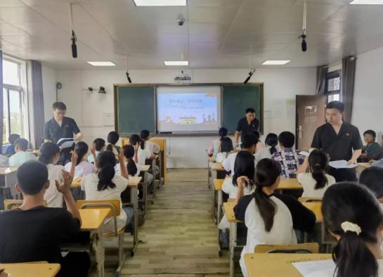 钟祥法院丰乐法庭为丰乐中学50余名师生献上一堂生动的法治教育课.