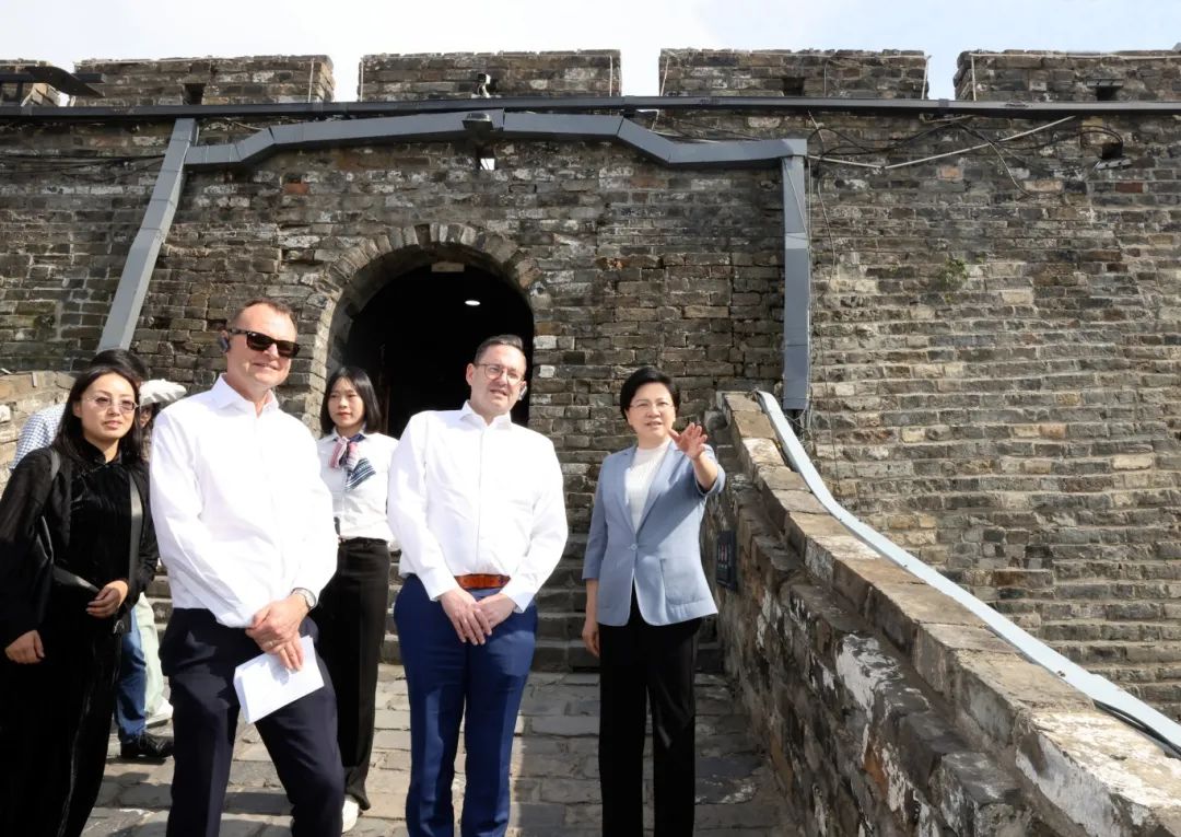 韩立明会见伯明翰大学校长亚当·蒂克尔和英国驻上海总领事包迈岫