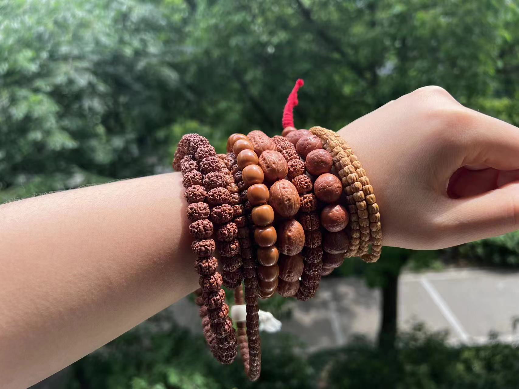 要"颜值"更要性价比 年轻人点亮"手串经济"