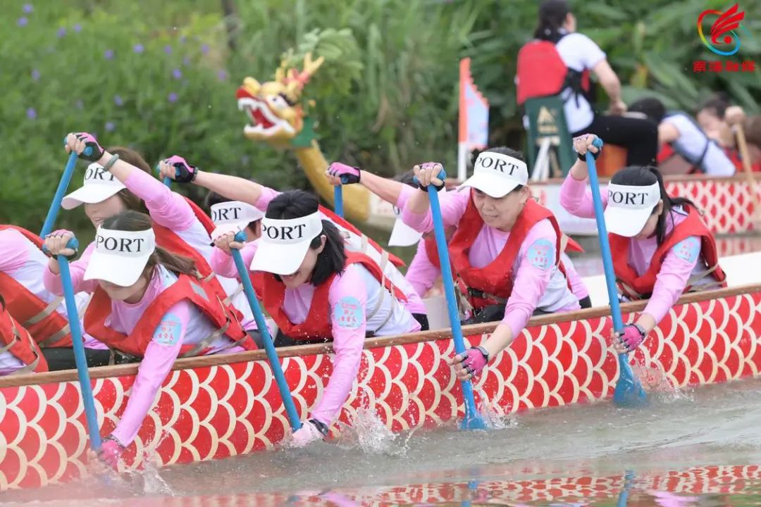 "大狮姐"破浪前行!佛山镇街首场女子龙舟赛在南海狮山举行