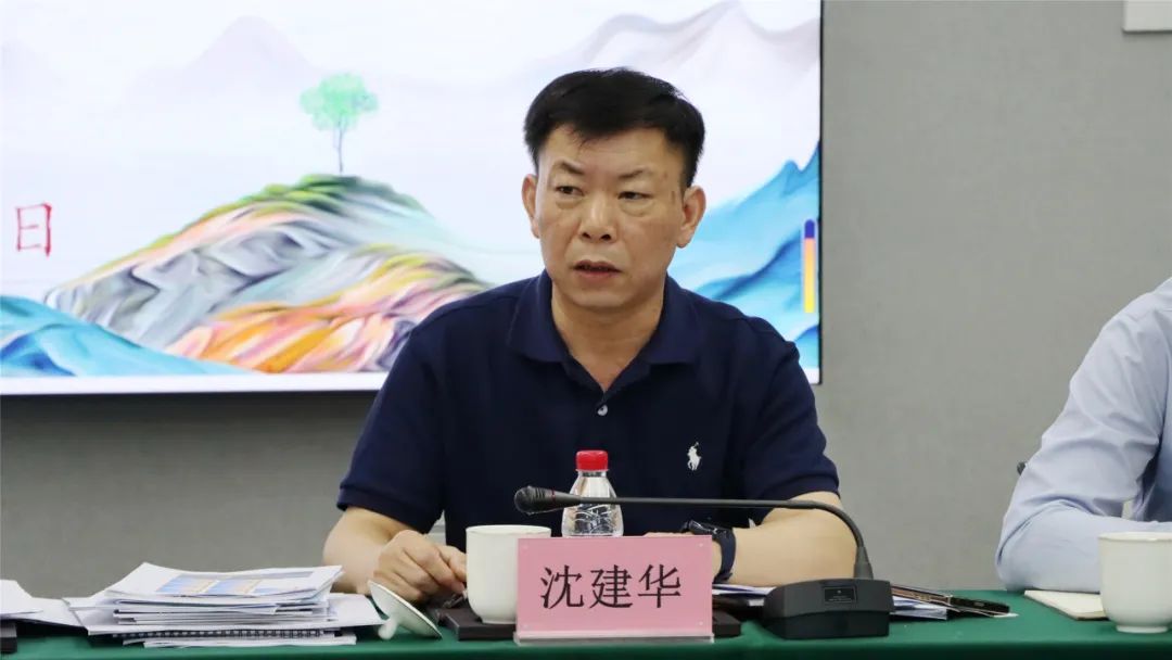 区委政法委委员,区反邪教协会副理事长沈建华介绍当前反邪教形势及