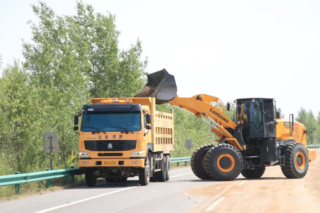 在国道505线库伦段公路,库伦旗地方道路养护中心组织养护人员正在对管