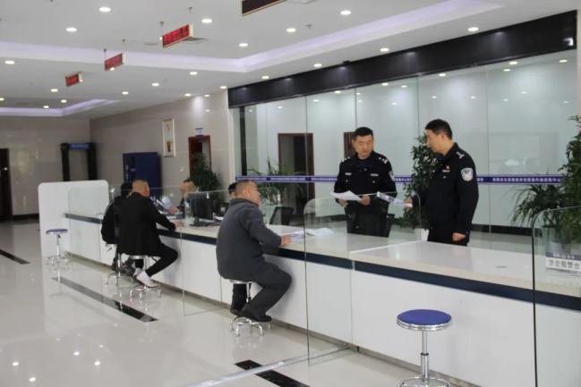阜阳市公安局经济犯罪接报案中心民警接待前来咨询的群众