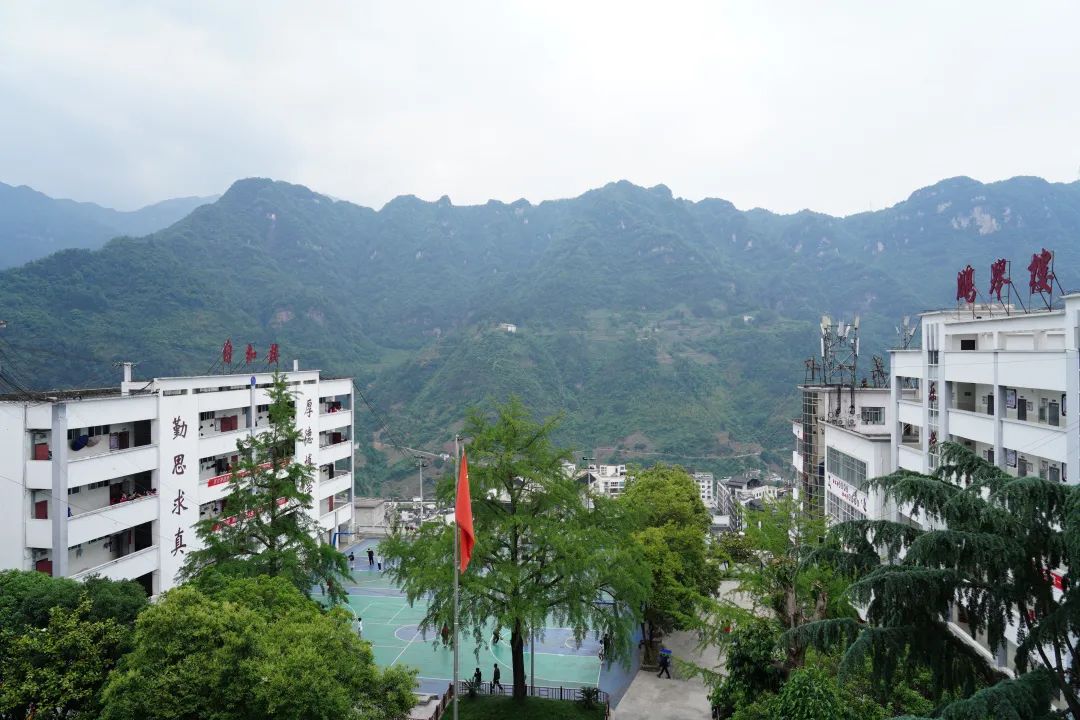 近一年来,大关县第一中学悄然发生着变化,这不仅仅体现在校园各项基础