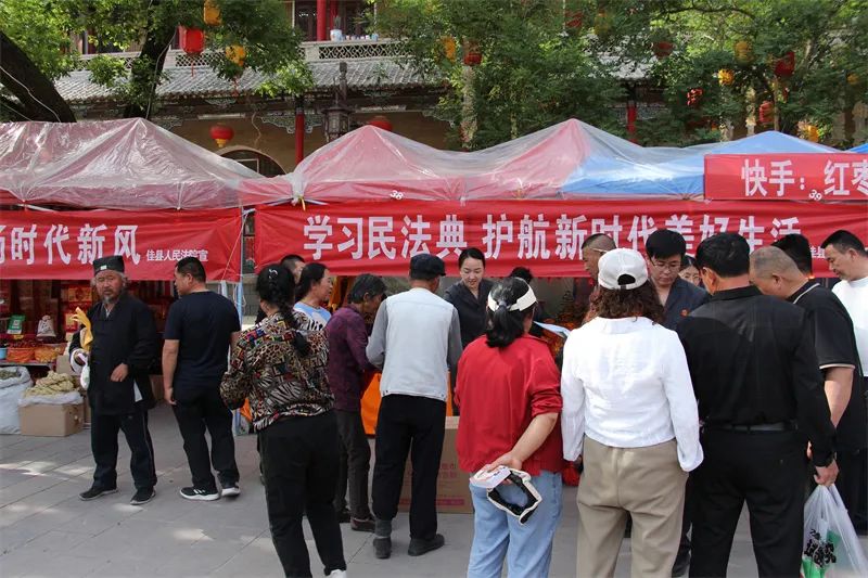 5月15日,佳县人民法院走进白云山中心广场,开展"抵制高额彩礼 弘扬