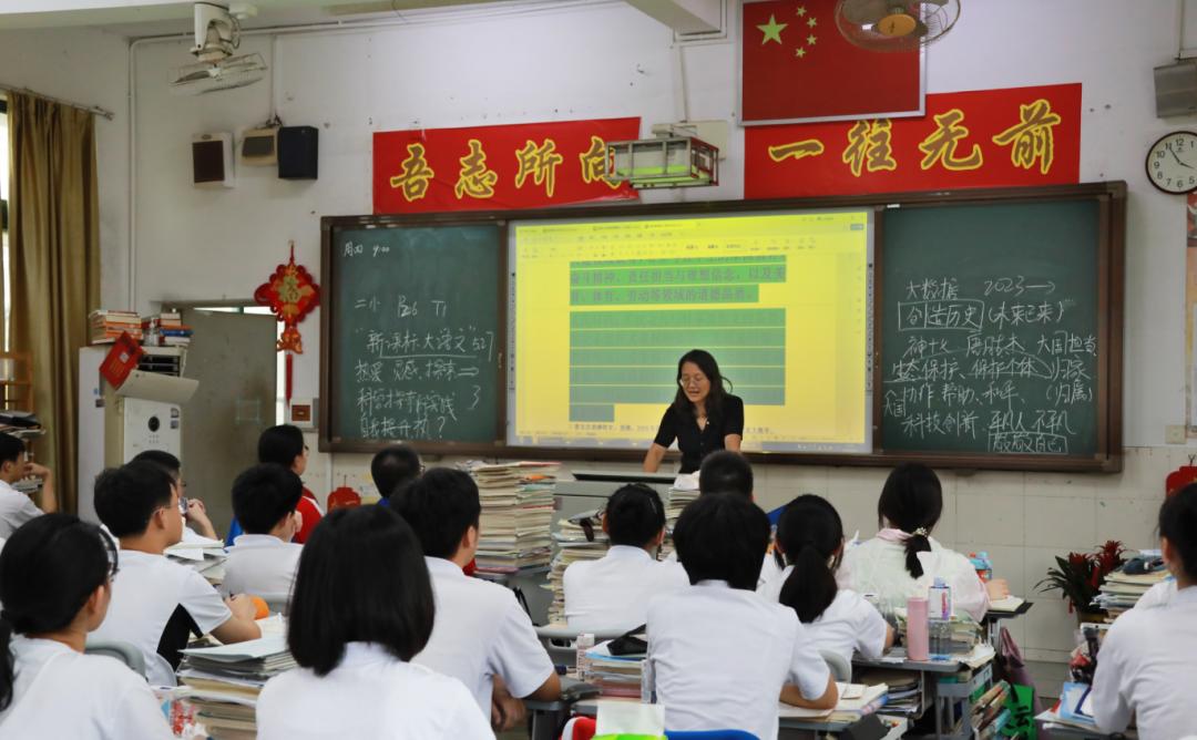 向老师请教或跟同学一起讨论研究.