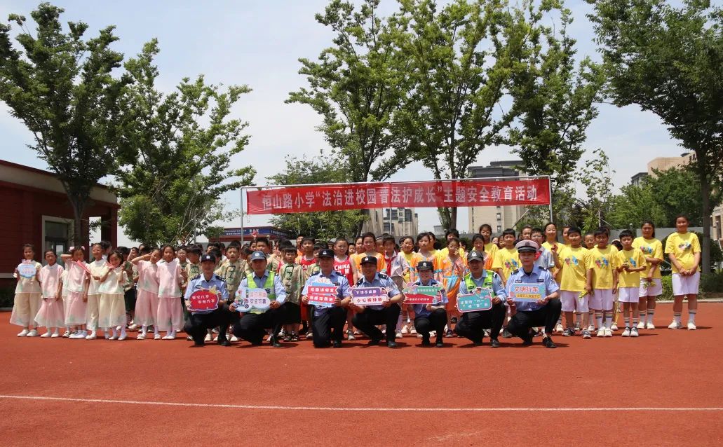 邳州市局民警辅警深入辖区小学,开展迎六一普法宣传活动,让学生们零