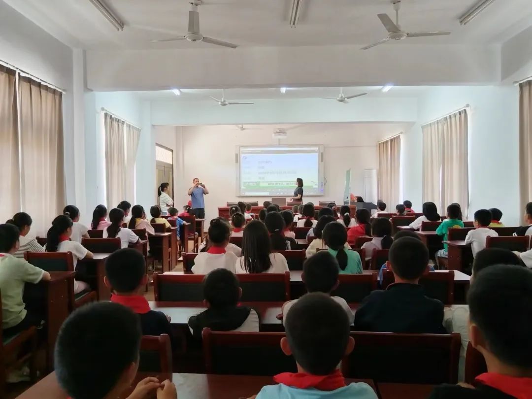 在六一儿童节来临之际,枞阳县人民法院张金林法官走进钱铺中心学校