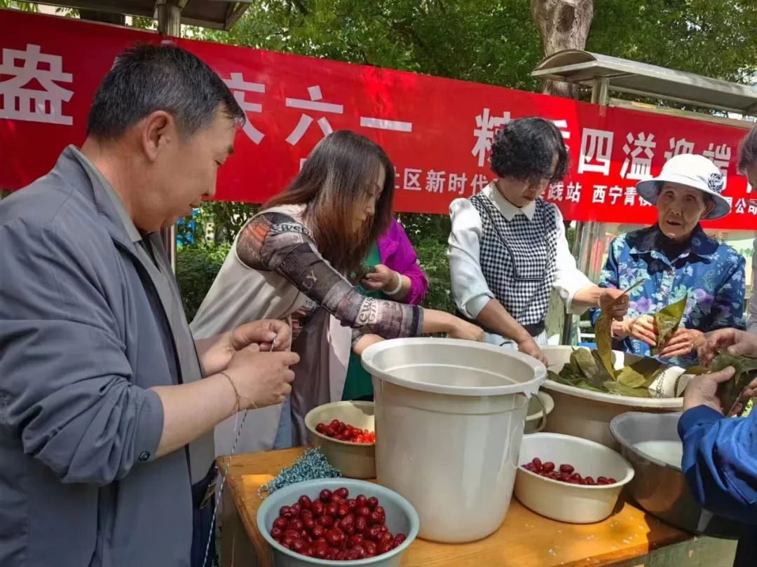 核物业的志愿者与辖区居民群众齐聚一堂,开展了包粽子迎端午主题活动